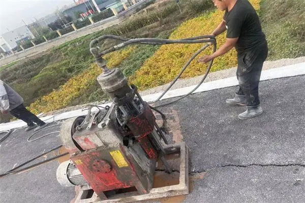 甘洛马路面下沉注浆加固